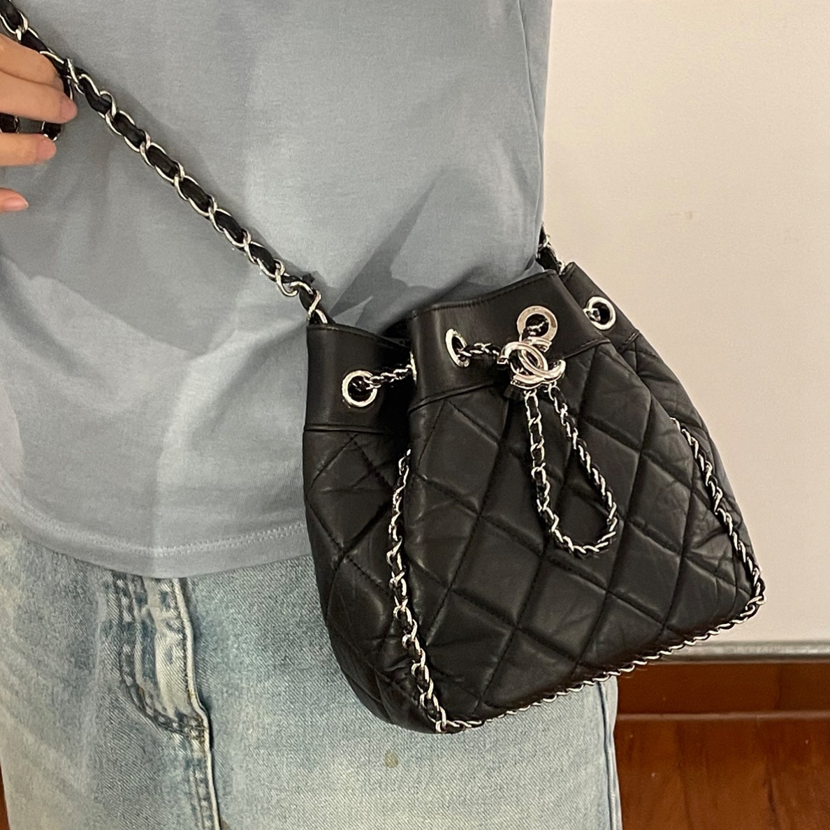 95新 Chanel/香奈儿 9489 Chanel 黑银油蜡牛滚边小水桶包