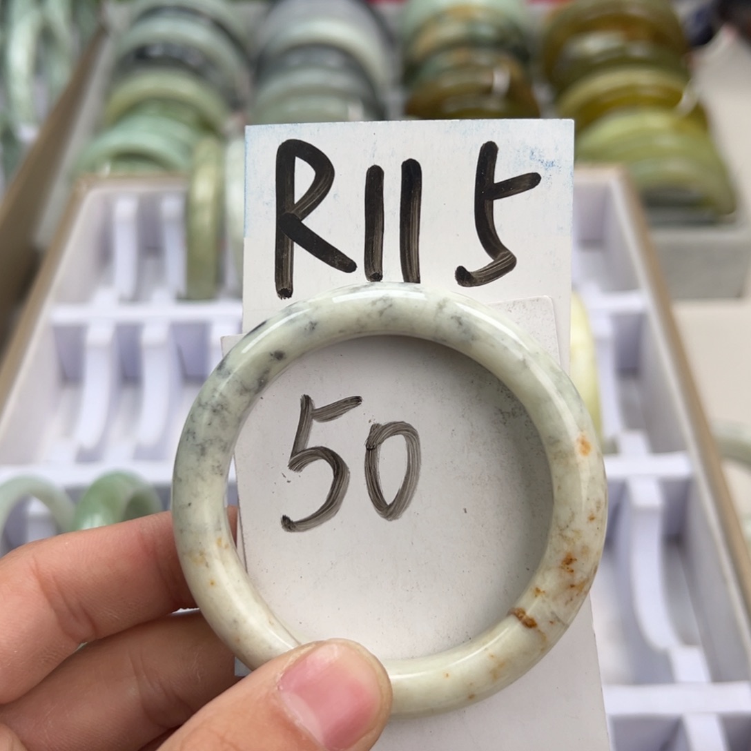 岫玉手镯未镶嵌天然岫玉微瑕可以正常佩戴