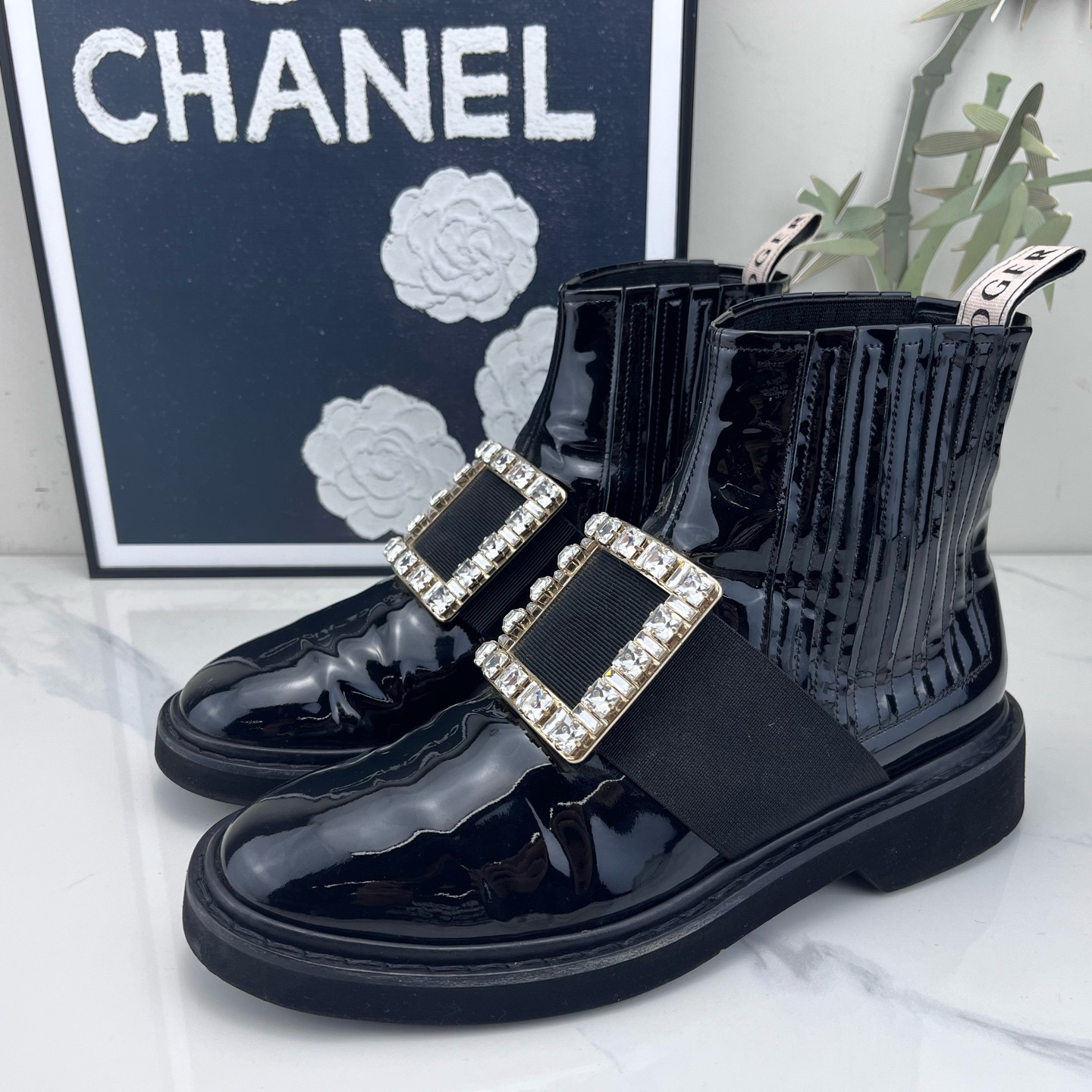 99新 Roger Vivier/罗杰·维威耶 RV 钻扣短靴 37.5码/jm01490