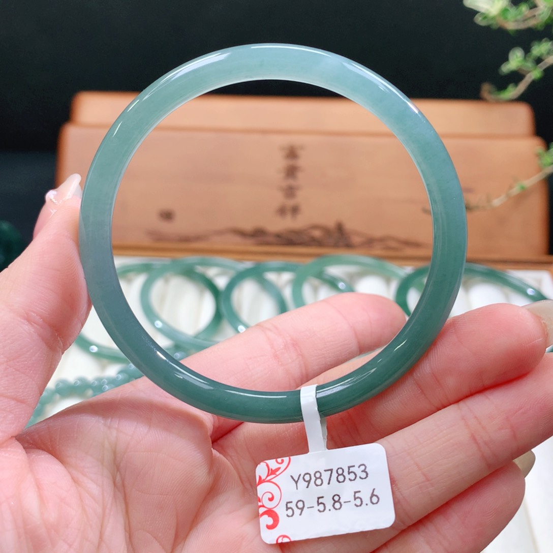 翡翠手镯未镶嵌天然