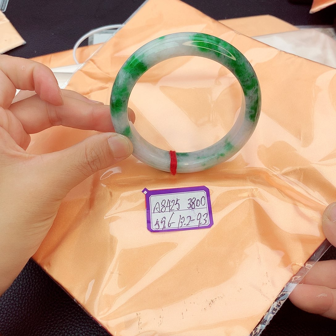 翡翠手镯未镶嵌翡翠