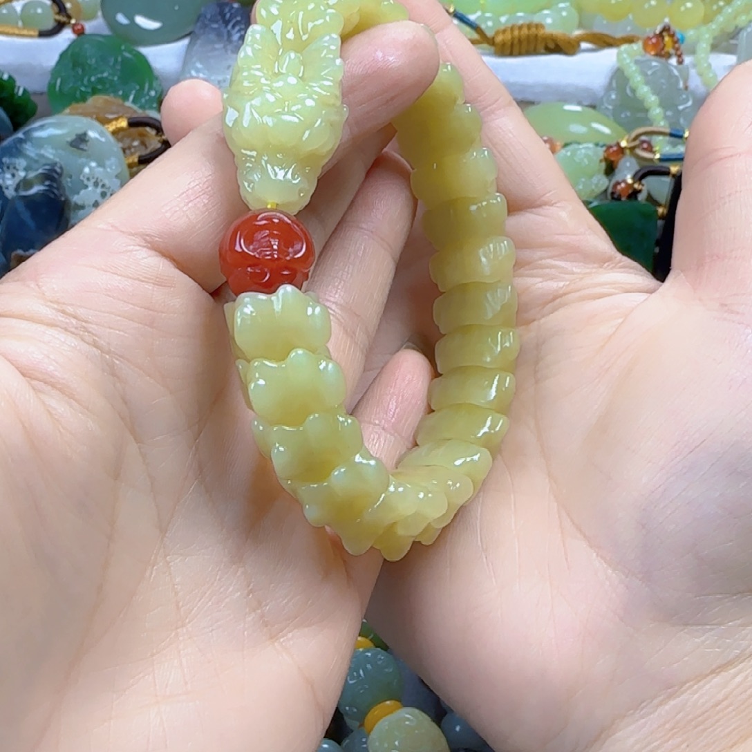 启***来和田玉未镶嵌颈饰