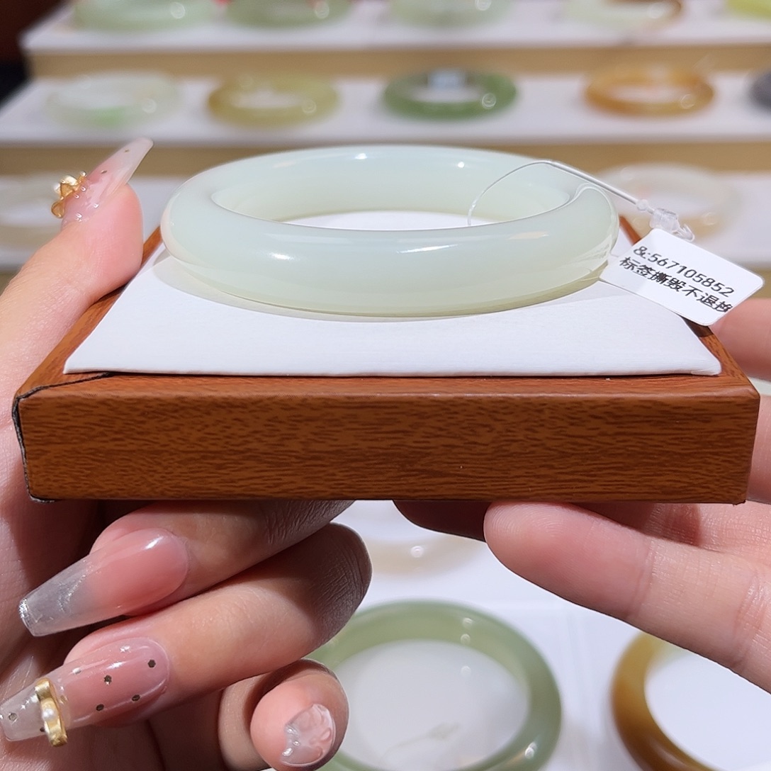 和田玉未镶嵌手镯且末奶蓝