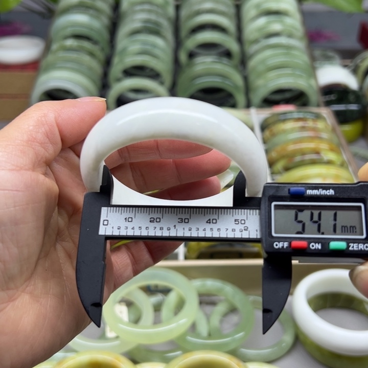 蛇纹石玉未镶嵌手镯2