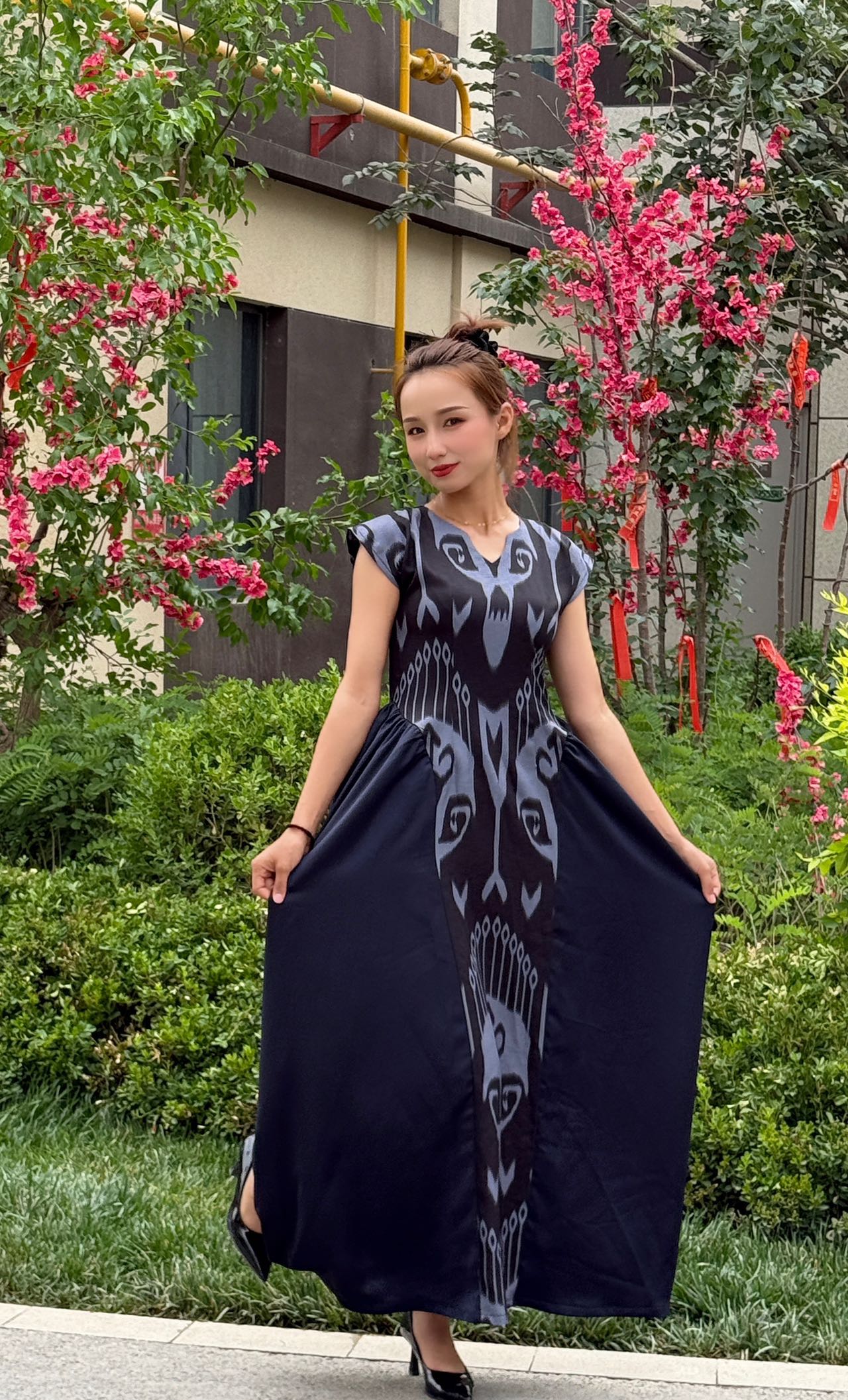 裙子2025年新款夏季小众民族风V领显气质黑色大摆女款网红沙滩