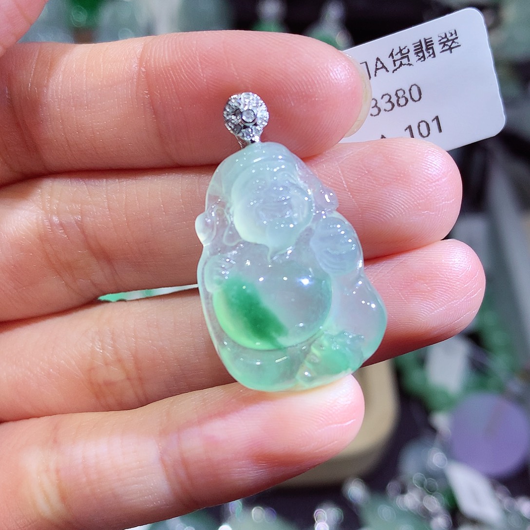 翡翠18K金镶嵌颈饰飘花财神