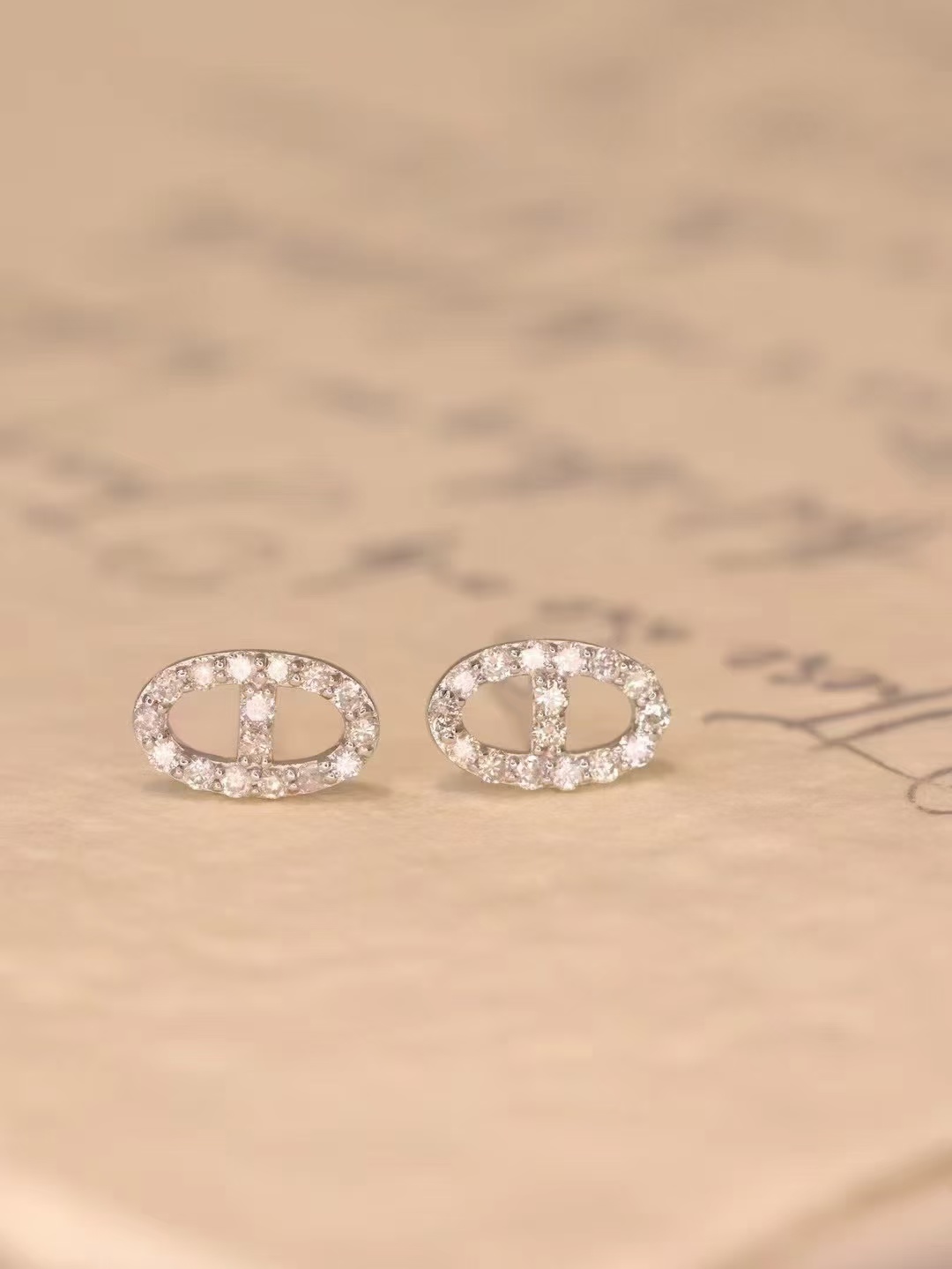 18K金镶嵌天然钻石猪鼻耳钉BG