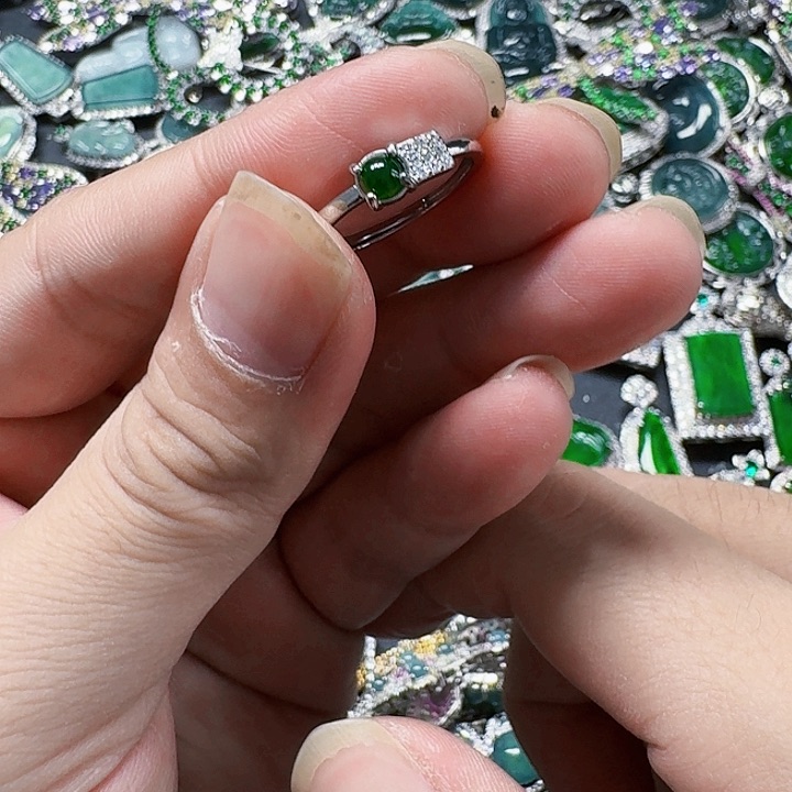 翡翠颈饰未镶嵌天然A货翡翠放漏