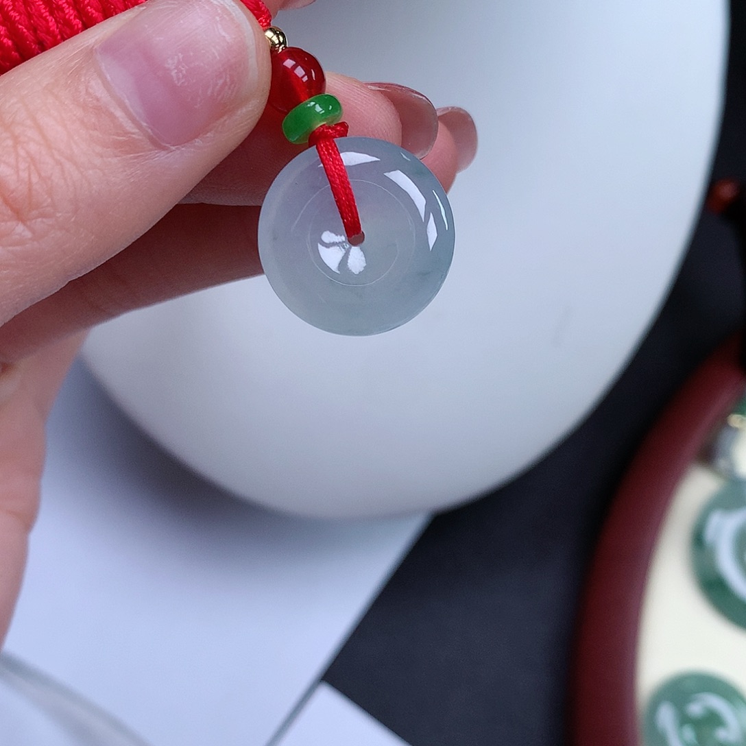 翡翠颈饰未镶嵌平安扣