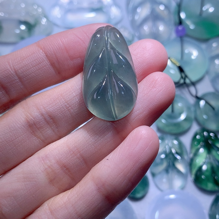 翡翠颈饰未镶嵌叶子