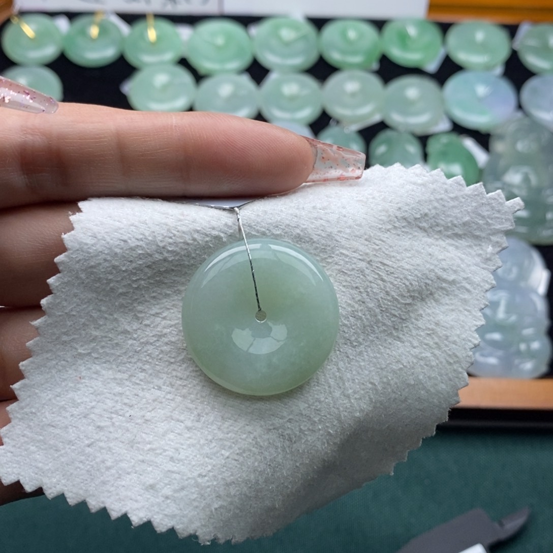 翡翠颈饰未镶嵌平安扣