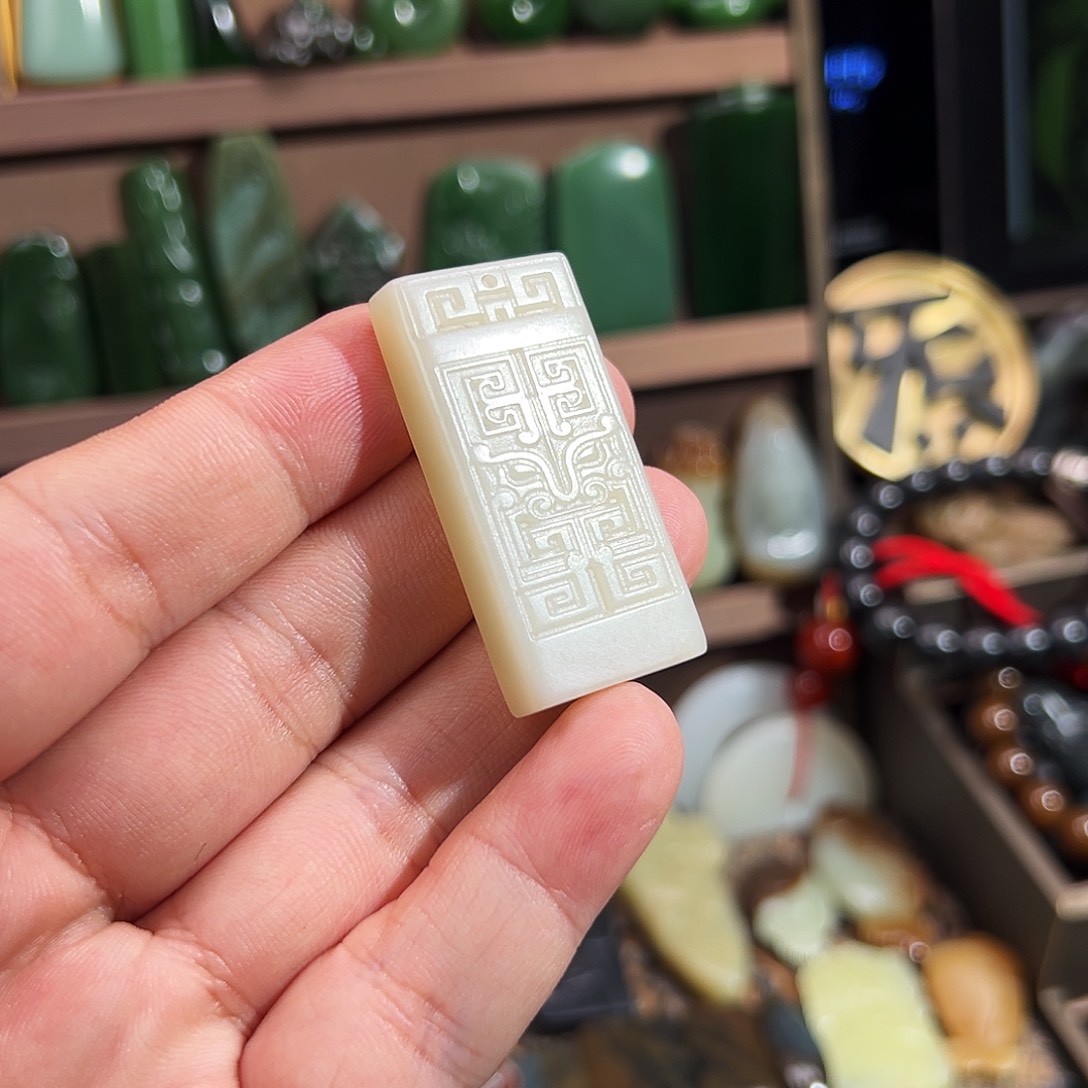 和田玉颈饰未镶嵌俄暖白老料饕餮纹牌