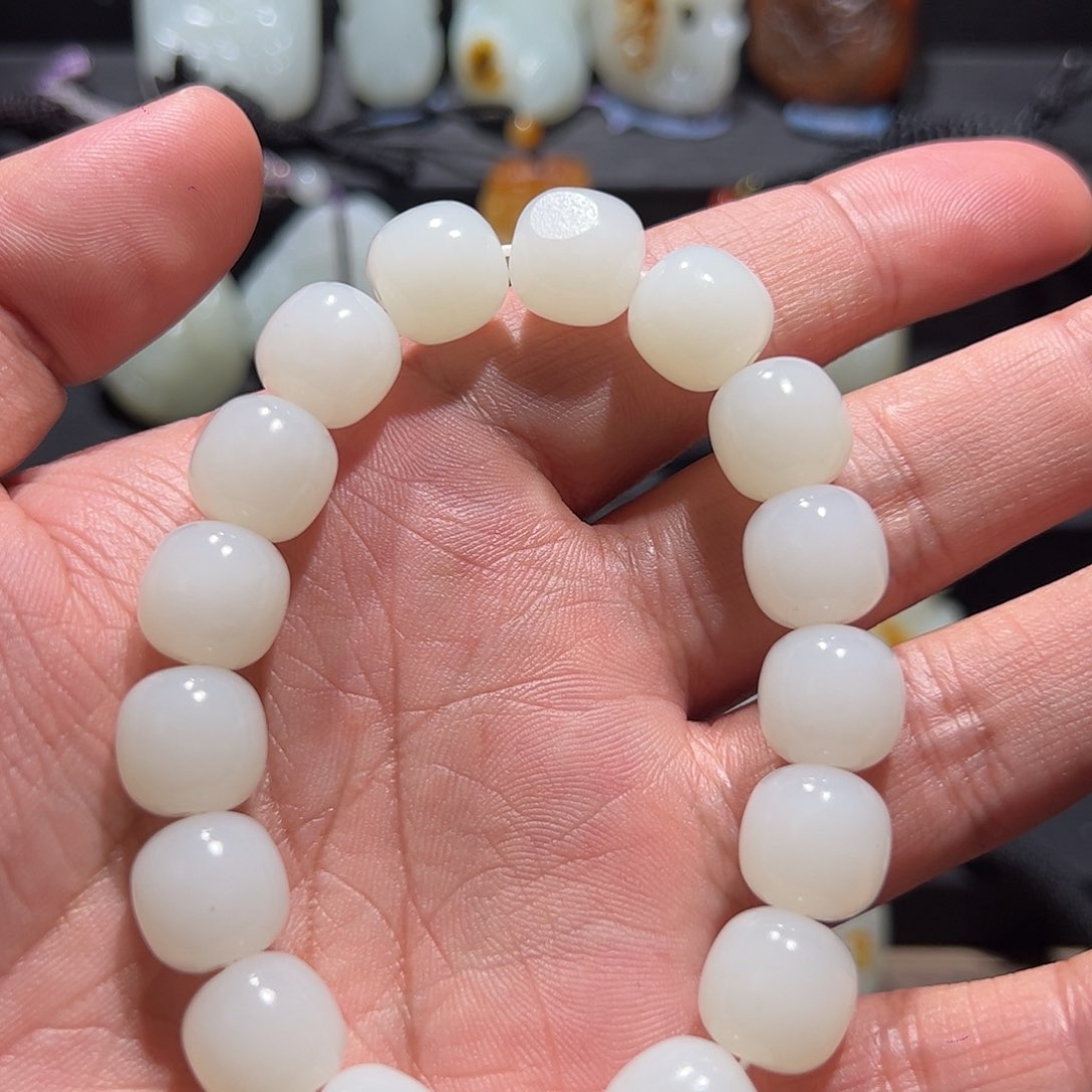 颈饰未镶嵌和田玉树*