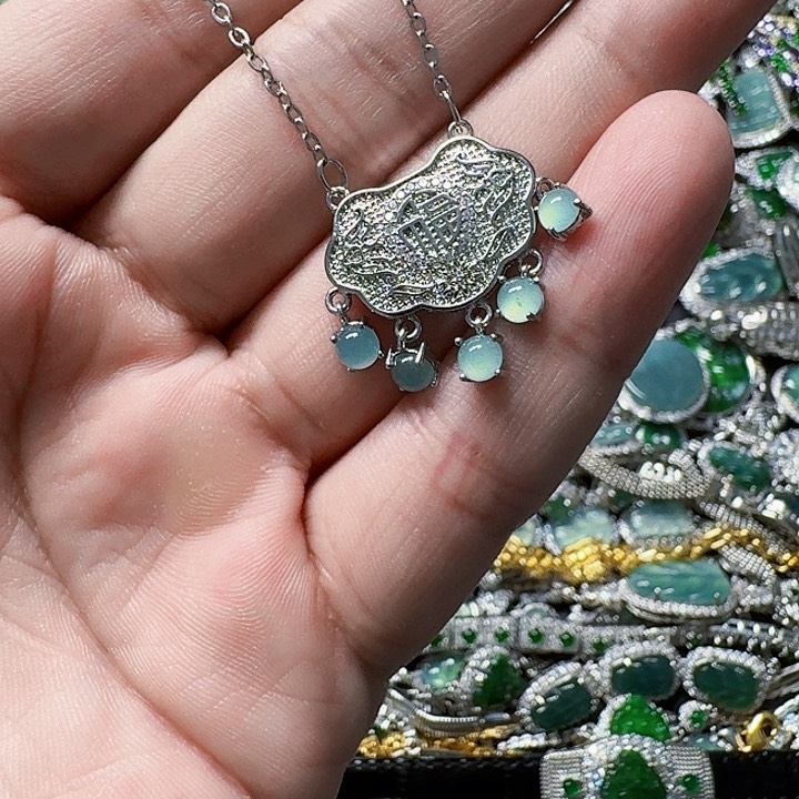 翡翠颈饰未镶嵌天然A货翡翠放漏