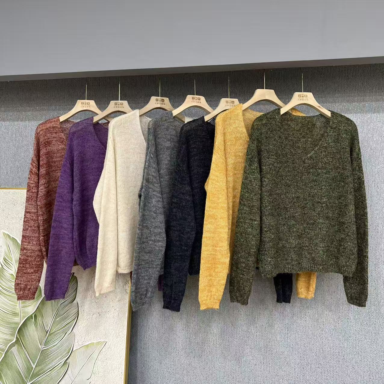 爆款！V领阔版女士休闲针织衫