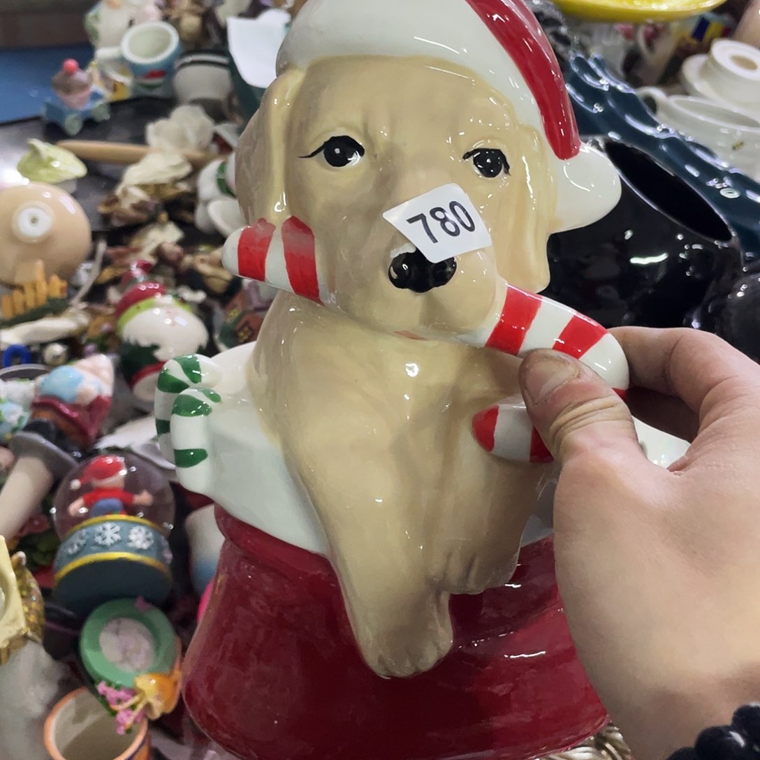 摆件  磕碰。          