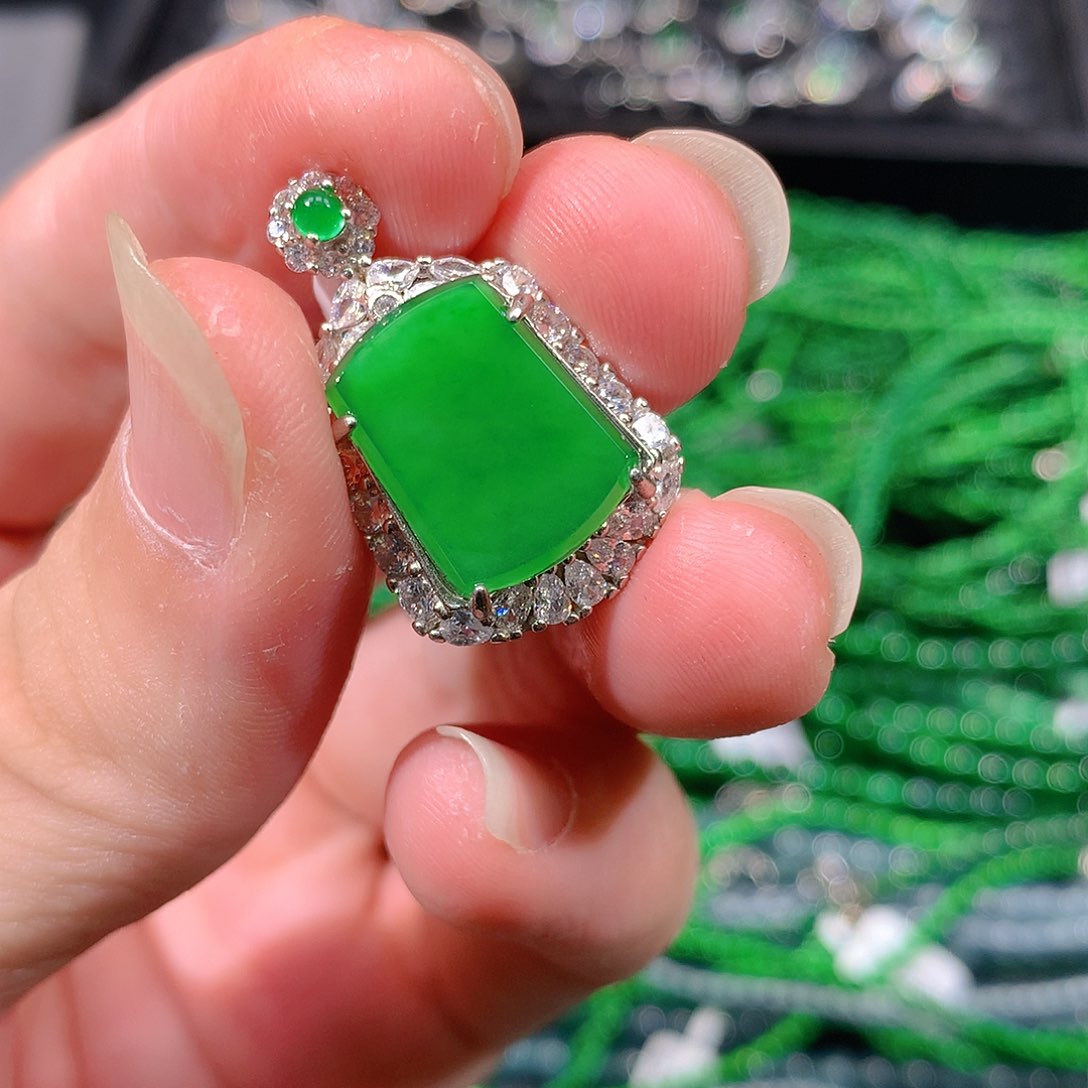 翡翠吊坠(赠链)未镶嵌天然