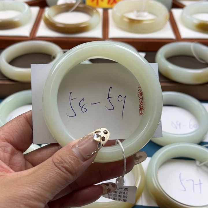 和田玉未镶嵌手镯