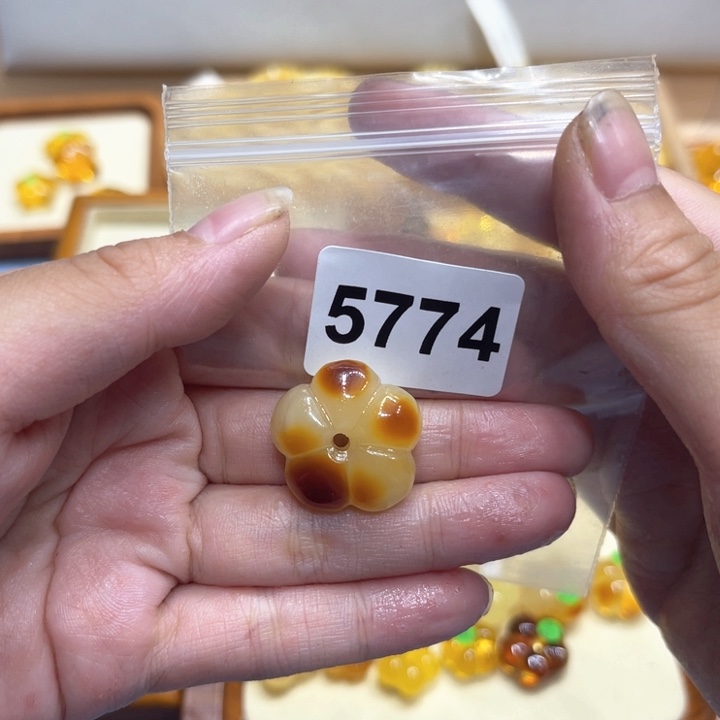 未镶嵌琥珀珠宝奇石