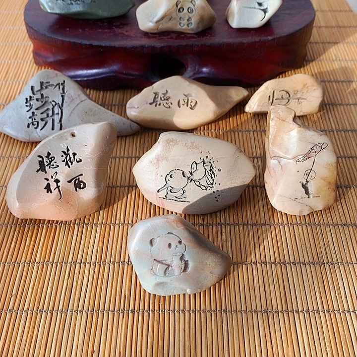 黄***曦原石雕刻工艺品手把摆件