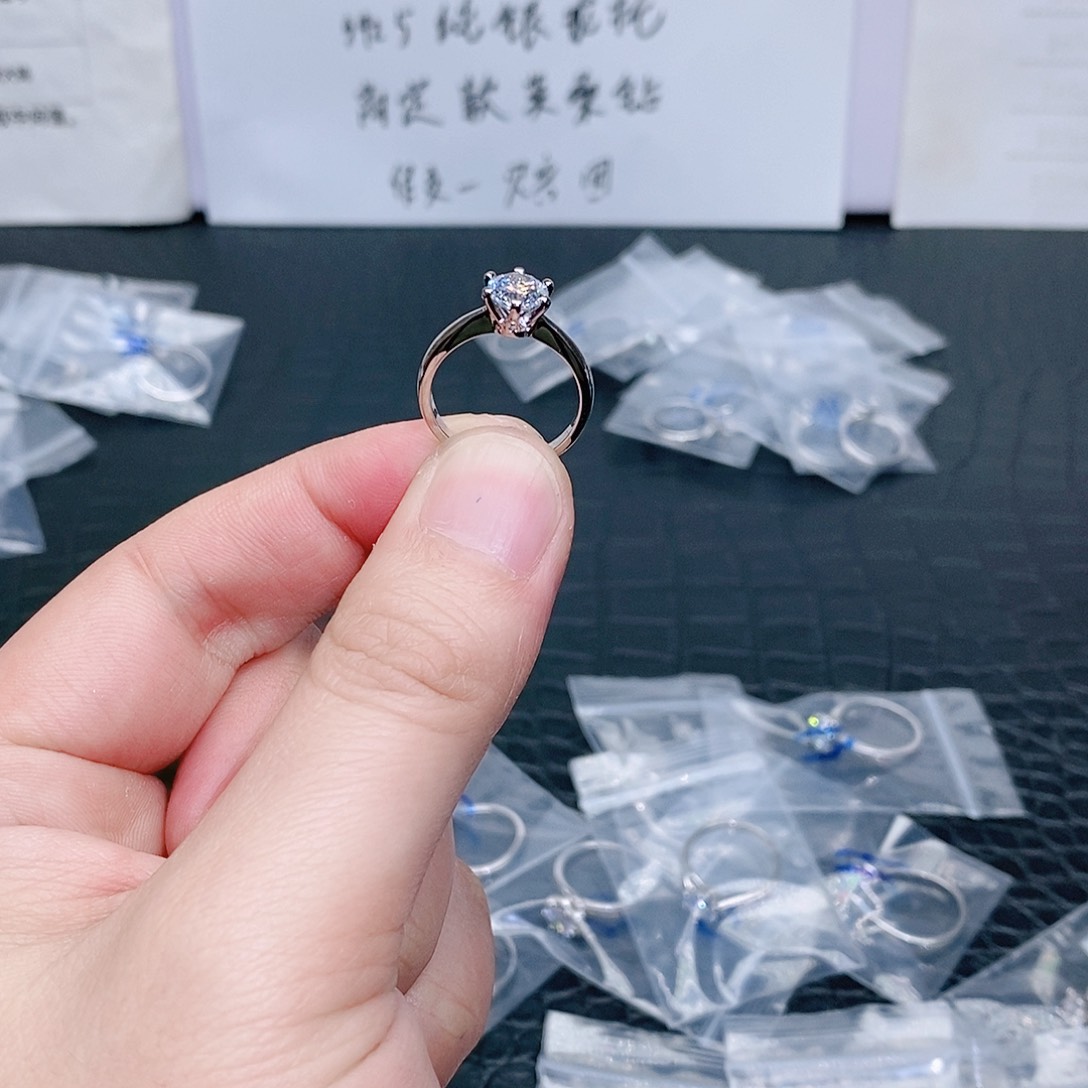 合成碳硅石925银皇冠六爪1克拉13码