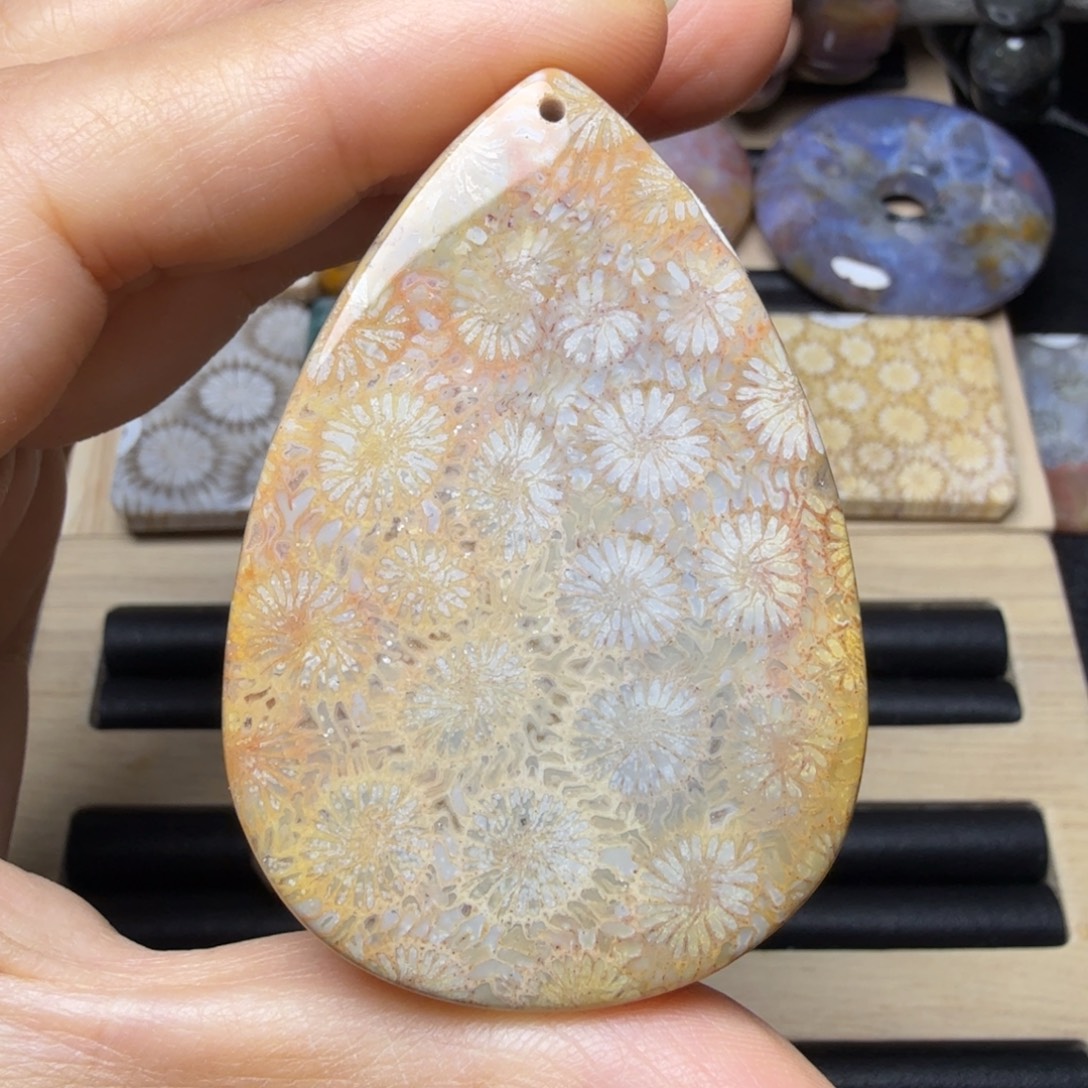 硅化玉未镶嵌彩花，可再雕刻