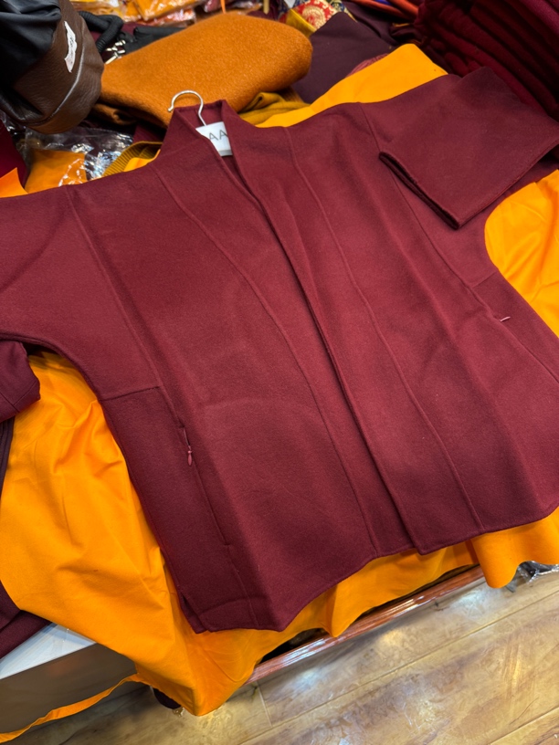 呢子新款衣服有两个颜色