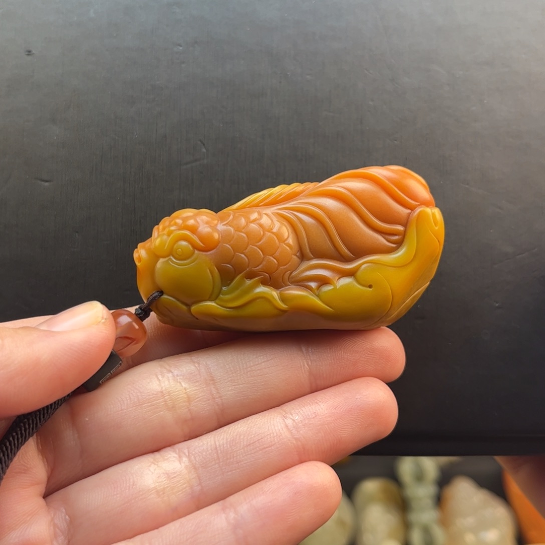 石英质玉黄蜡石挂件未镶嵌江**?