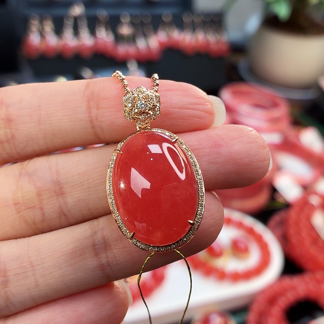 菱锰矿（红纹石）18K金镶嵌吊坠(不含链)招牌山茶花