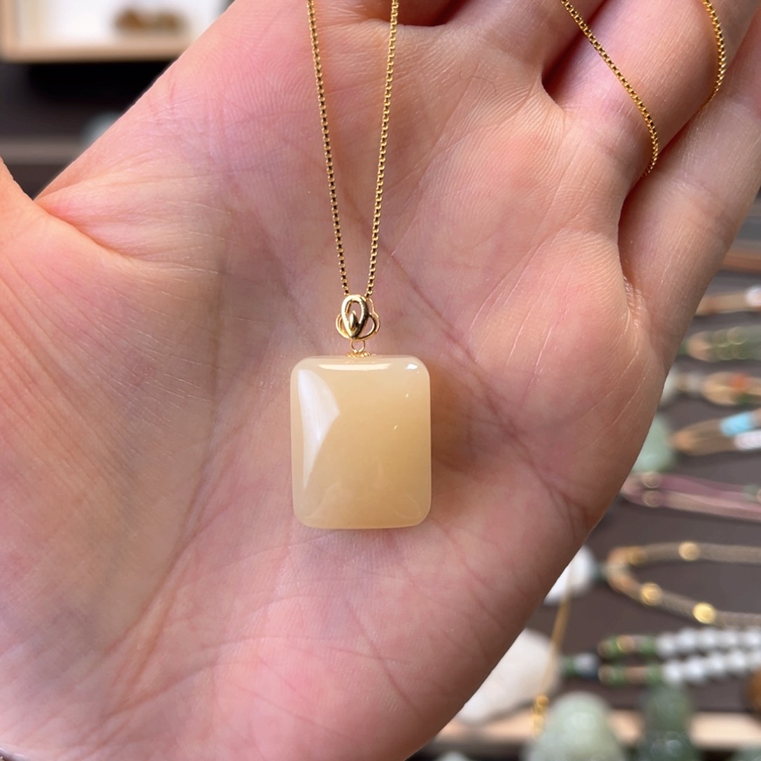 和田玉颈饰18K金镶嵌糖无事牌