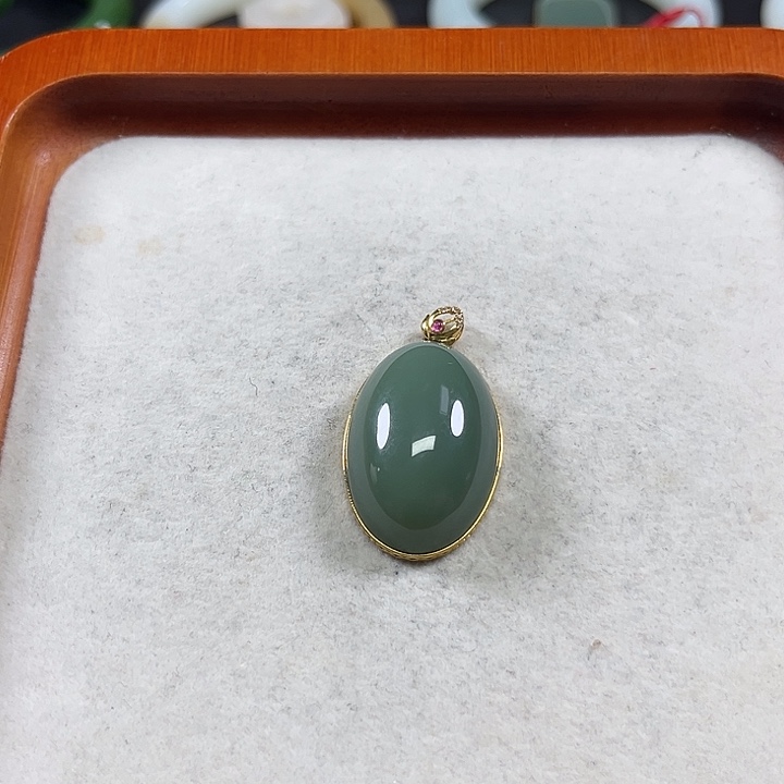 颈饰18K金镶嵌和田玉（碧玉）