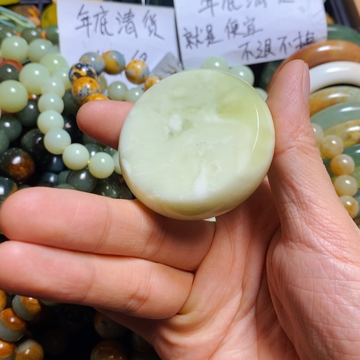 蛇纹石玉颈饰未镶嵌