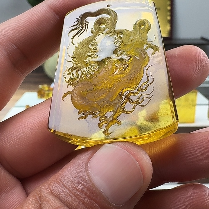 琥珀未镶嵌颈饰龙牌