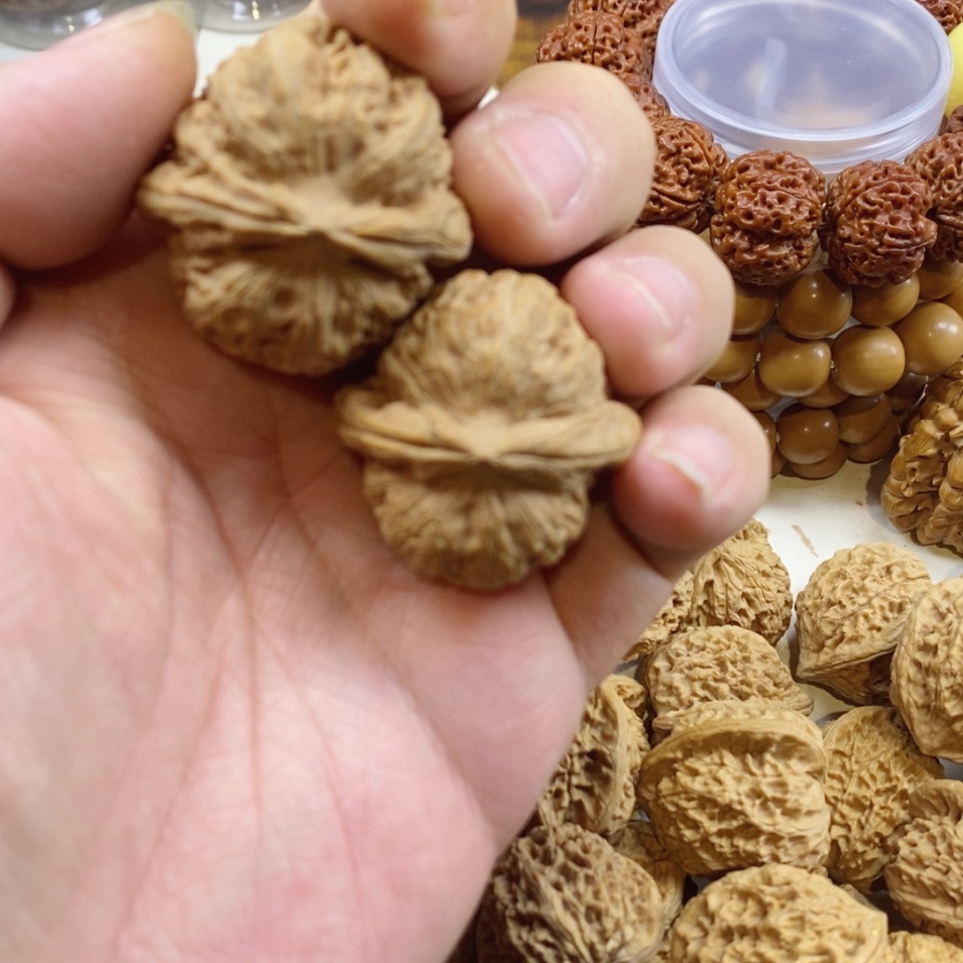 文玩核桃手把件35元宝