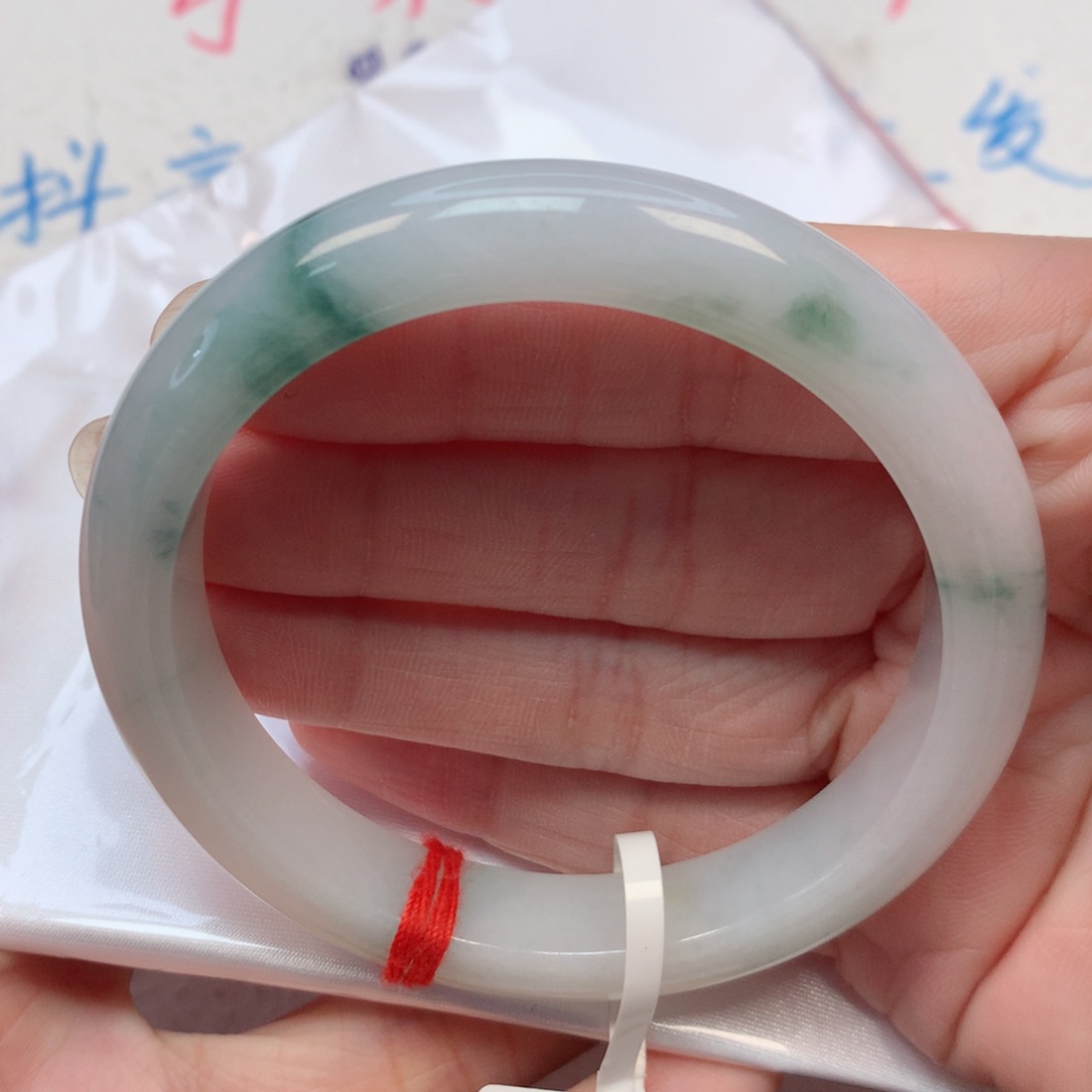 翡翠手镯未镶嵌57.4圈 牛奶底飘绿花