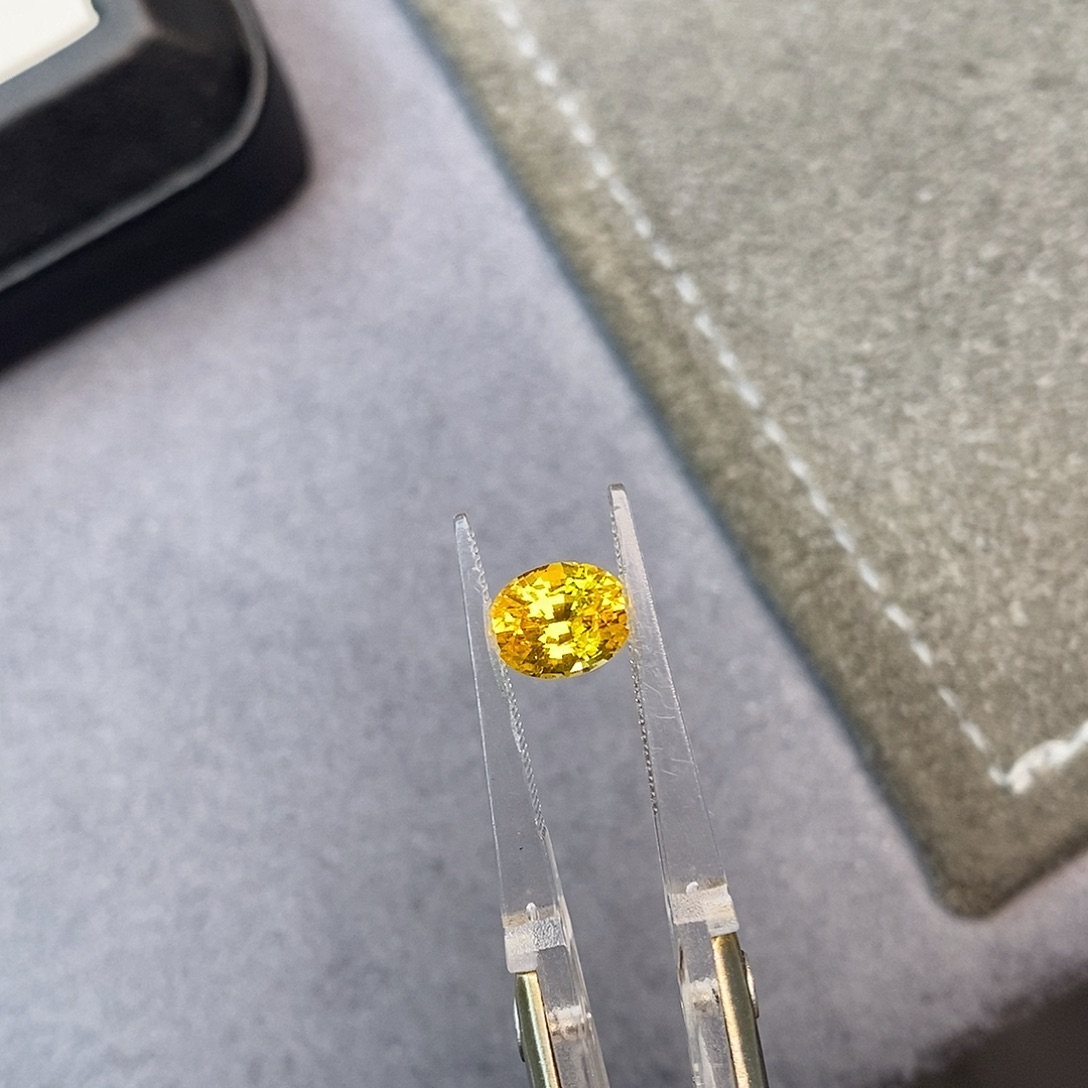 彩色蓝宝石裸石1.8ct 金丝雀