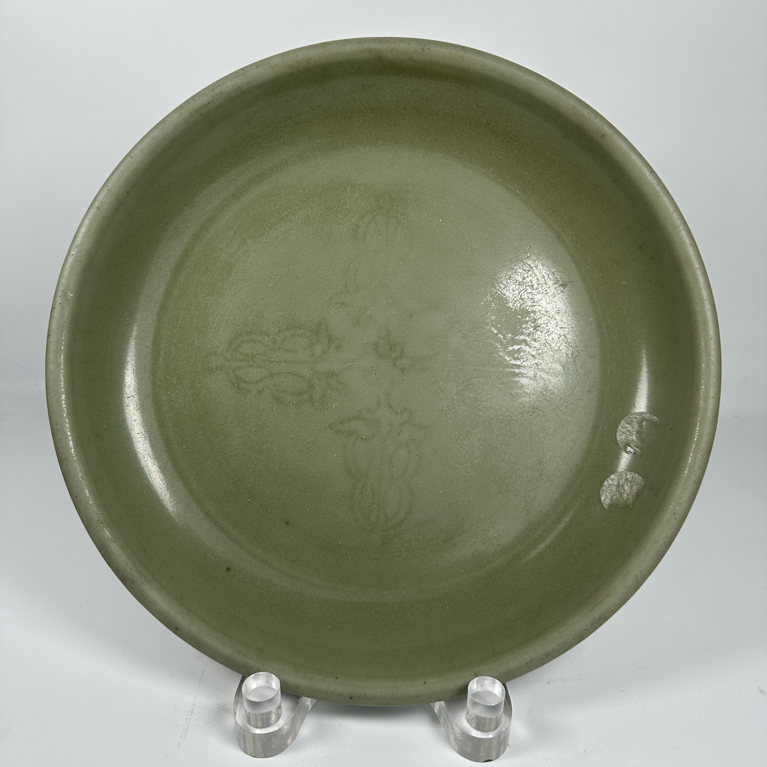 明早期 龙泉窑十字宝杵纹盘