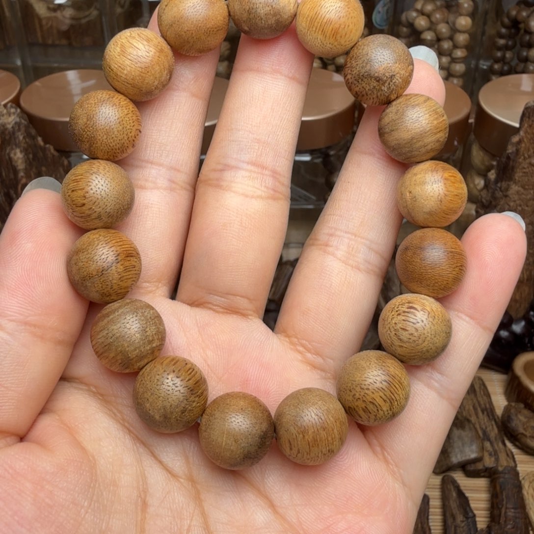 沉香沉香碎屑惠安 1.28 的 9.6 克