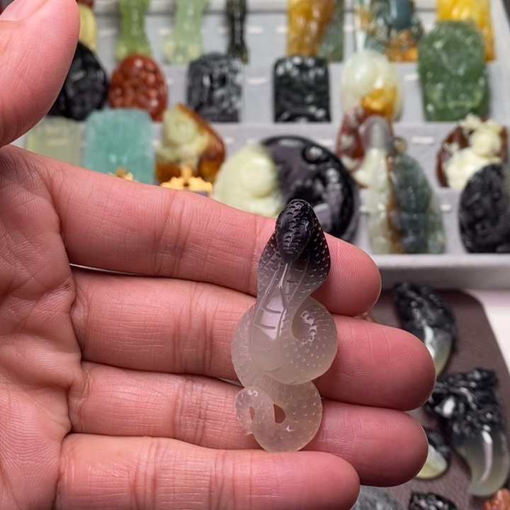 蛇纹石玉未镶嵌颈饰