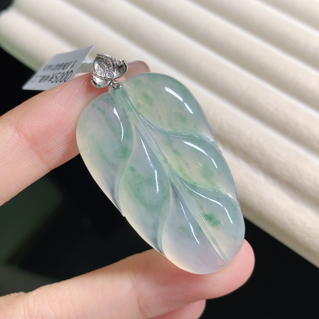 翡翠颈饰18K金镶嵌叶子