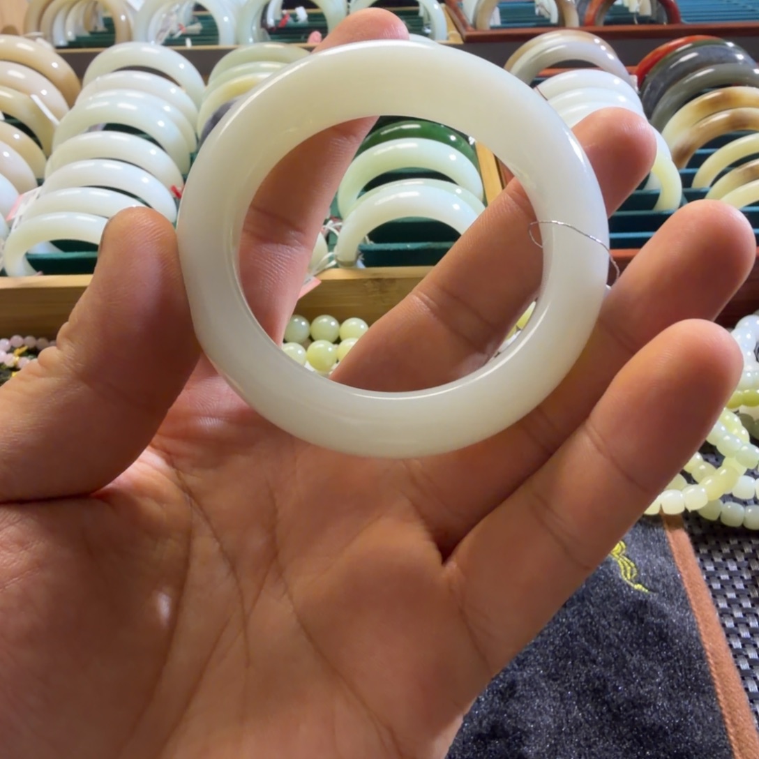 不***尘和田玉未镶嵌手镯