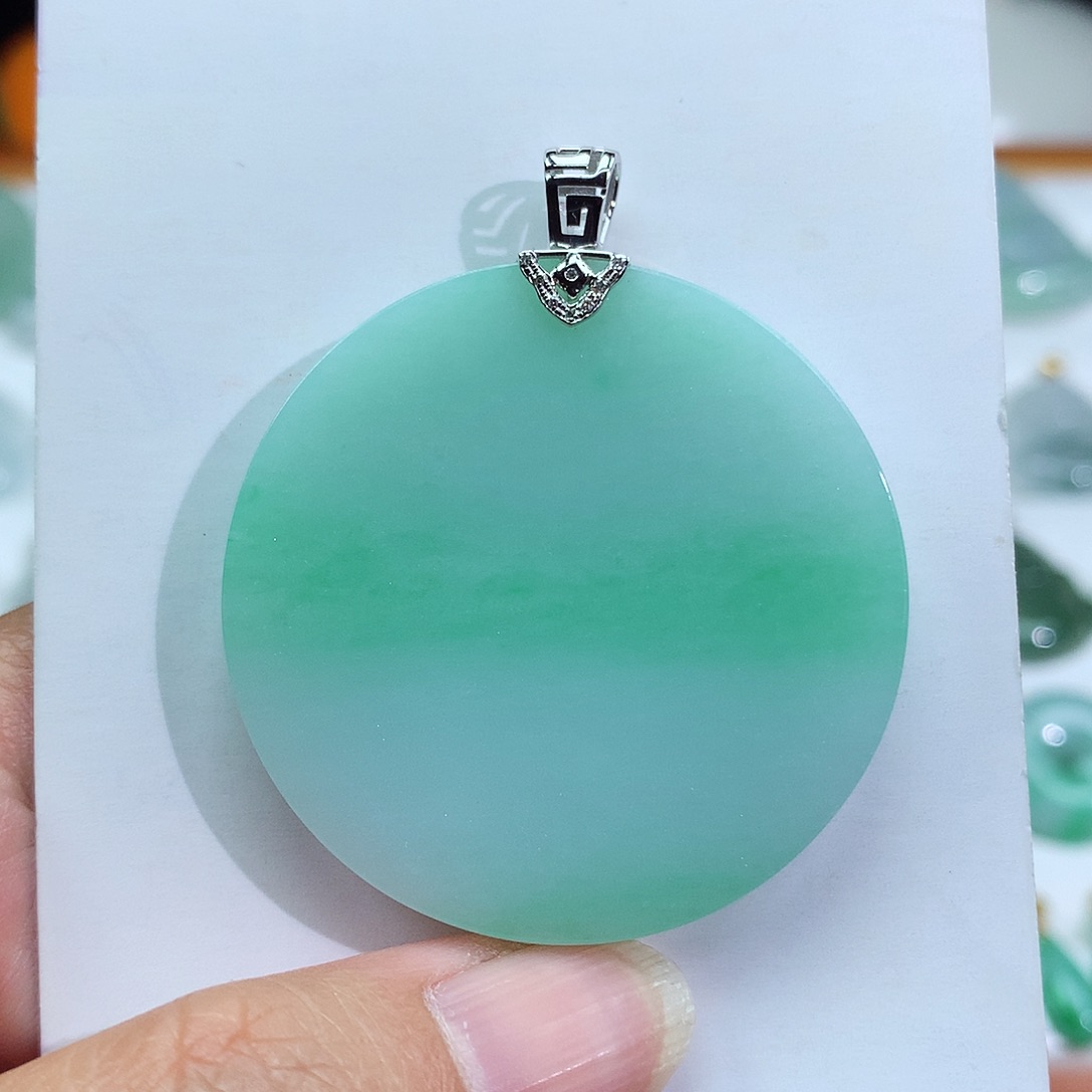 翡翠颈饰18K金镶嵌无事牌