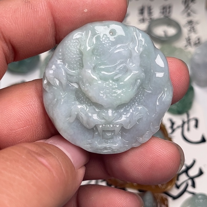 翡翠未镶嵌颈饰龙