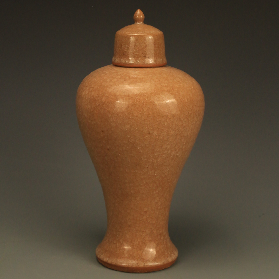 景德镇窑带盖梅瓶