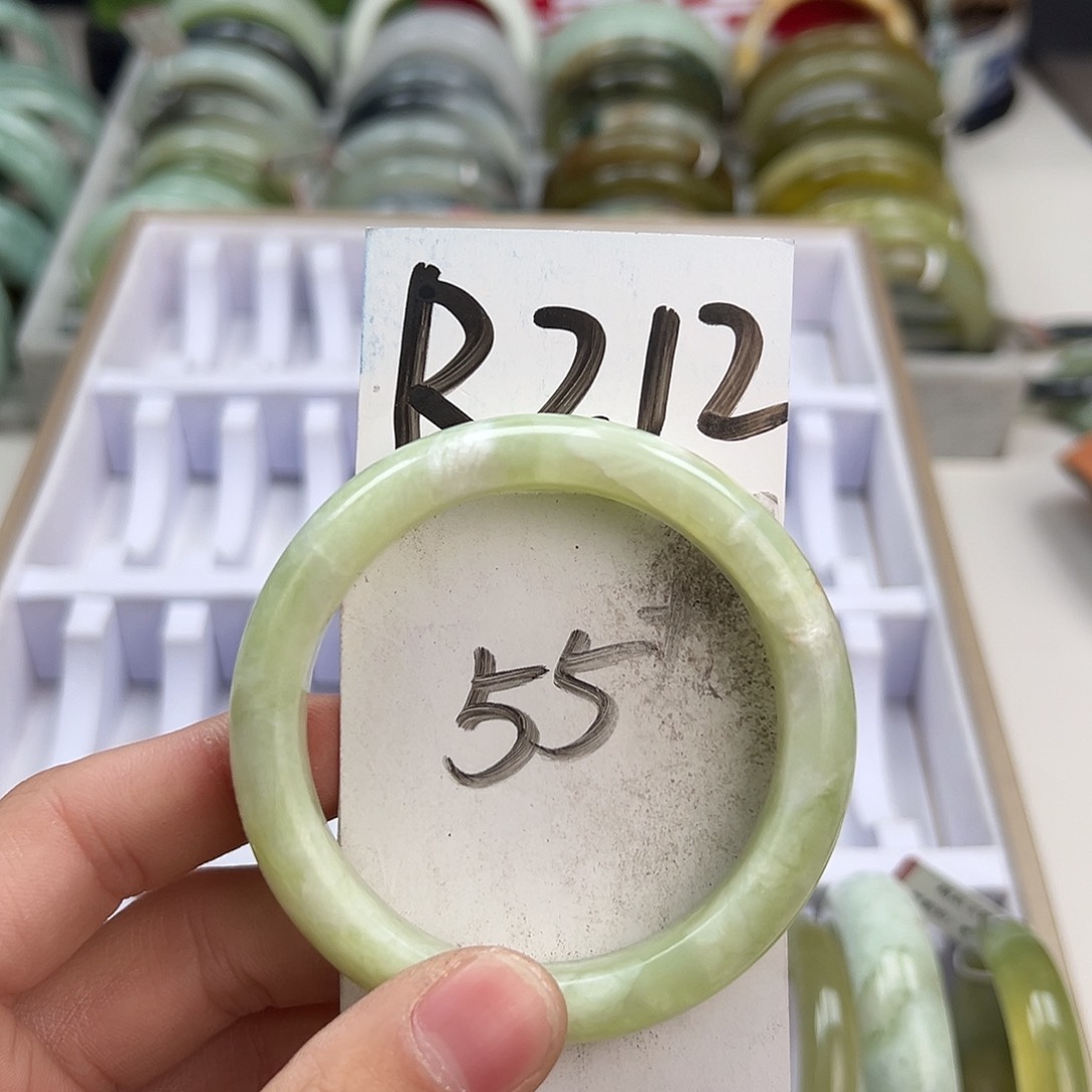 岫玉手镯未镶嵌天然岫玉微瑕，可以正常佩戴