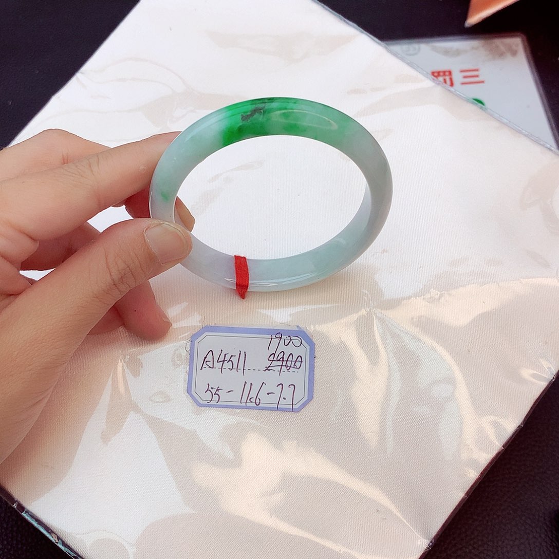 翡翠手镯未镶嵌翡翠