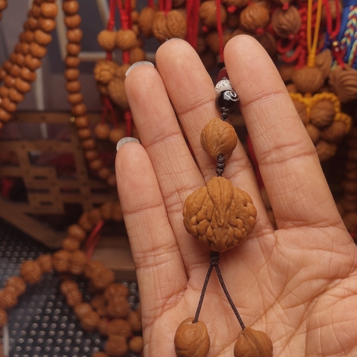 木质类龙纹桃枭挂件