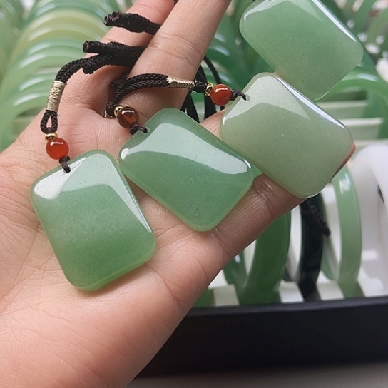 东陵石颈饰未镶嵌