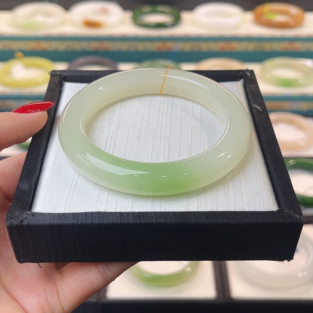 和田玉手镯未镶嵌白晴底翠