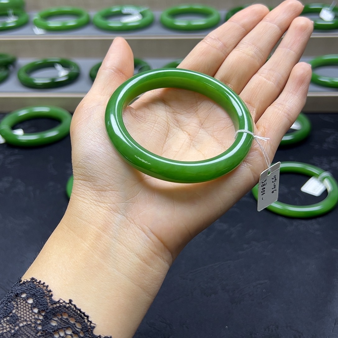 和田玉手镯未镶嵌艳阳绿